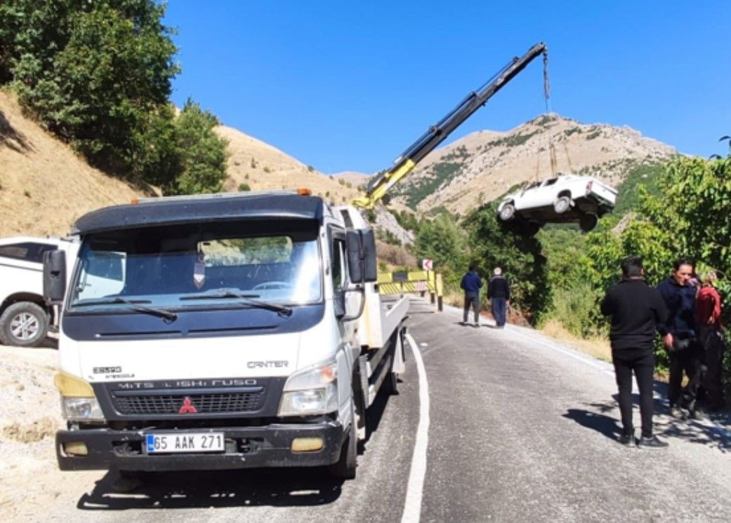 Hakkari Yüksekova'da kamyonet şarampole yuvarlandı - Sayfa 3