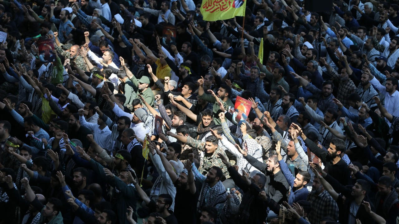 Tahran’da binlerce kişi İsrail ve ABD'yi protesto etti: “Silahlarımızı bırakmayacağız”