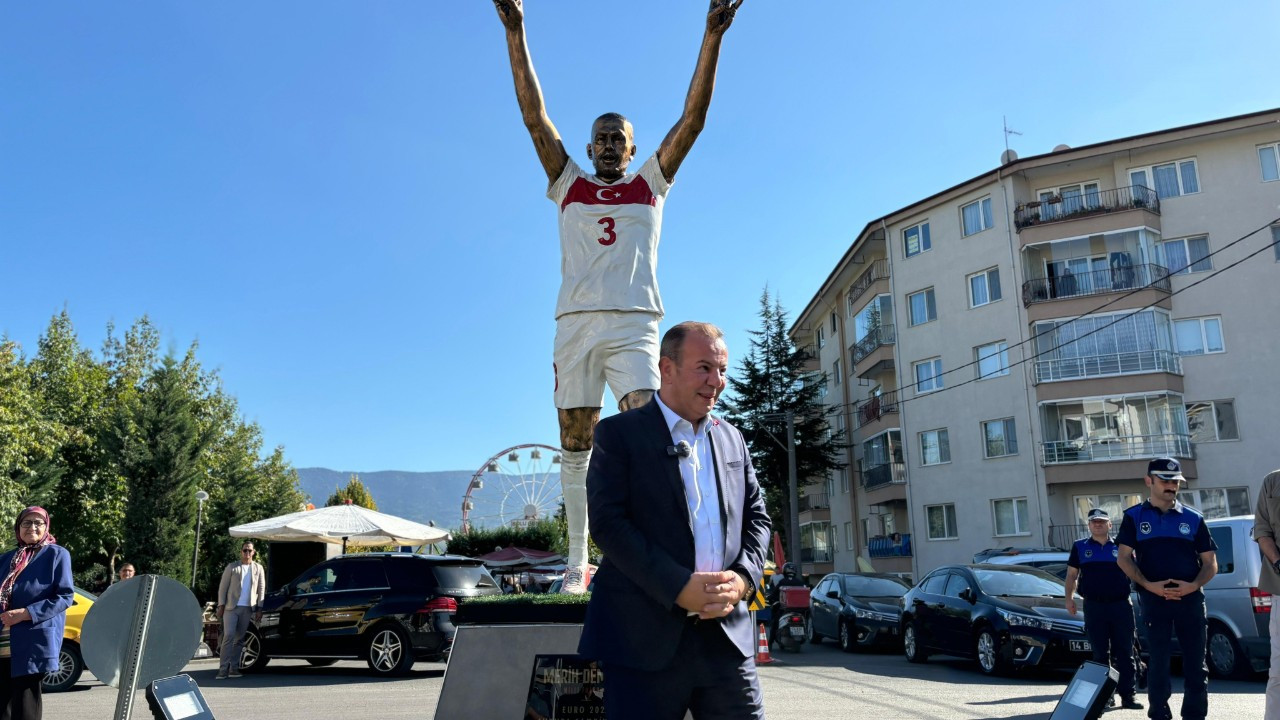 Tanju Özcan, Merih Demiral’ın “Bozkurt” heykelini diktirdi