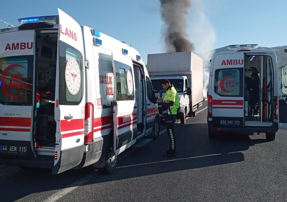 Kontrolden Çıkan Tır Şarampole Yuvarlandı: 1 Yaralı - Sayfa 3