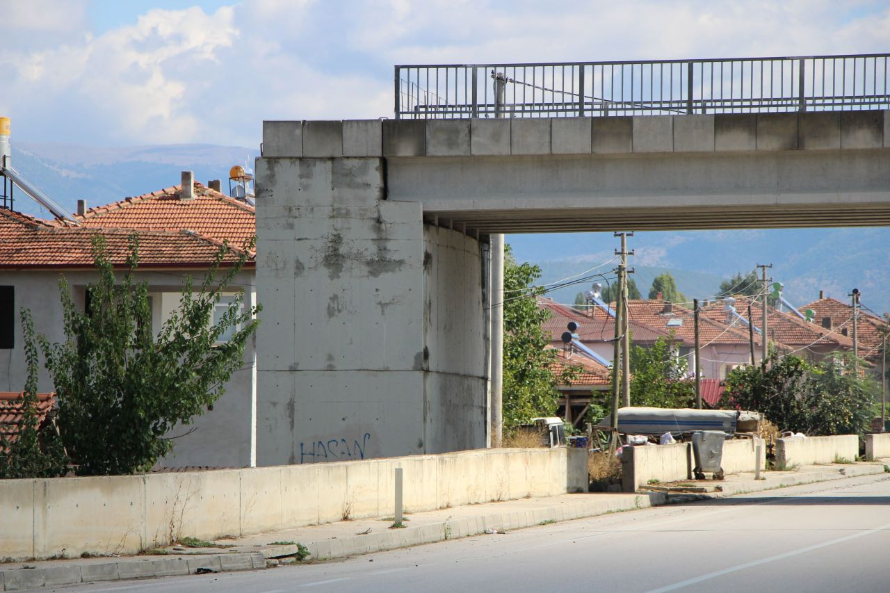 Amasya'da 16 Yıldır Tamamlanamayan Üstgeçitte Ağaçlar Bitti - Sayfa 2