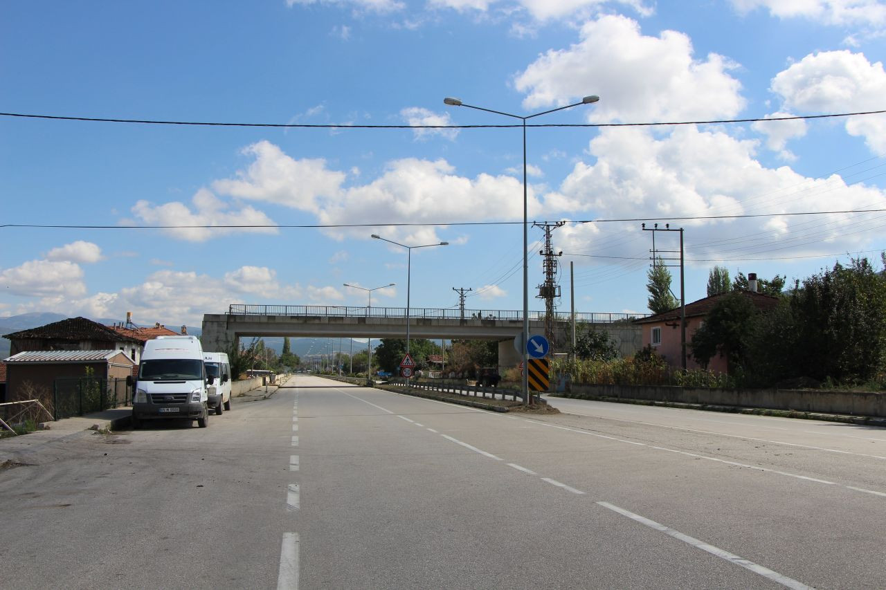 Amasya'da 16 Yıldır Tamamlanamayan Üstgeçitte Ağaçlar Bitti - Sayfa 4