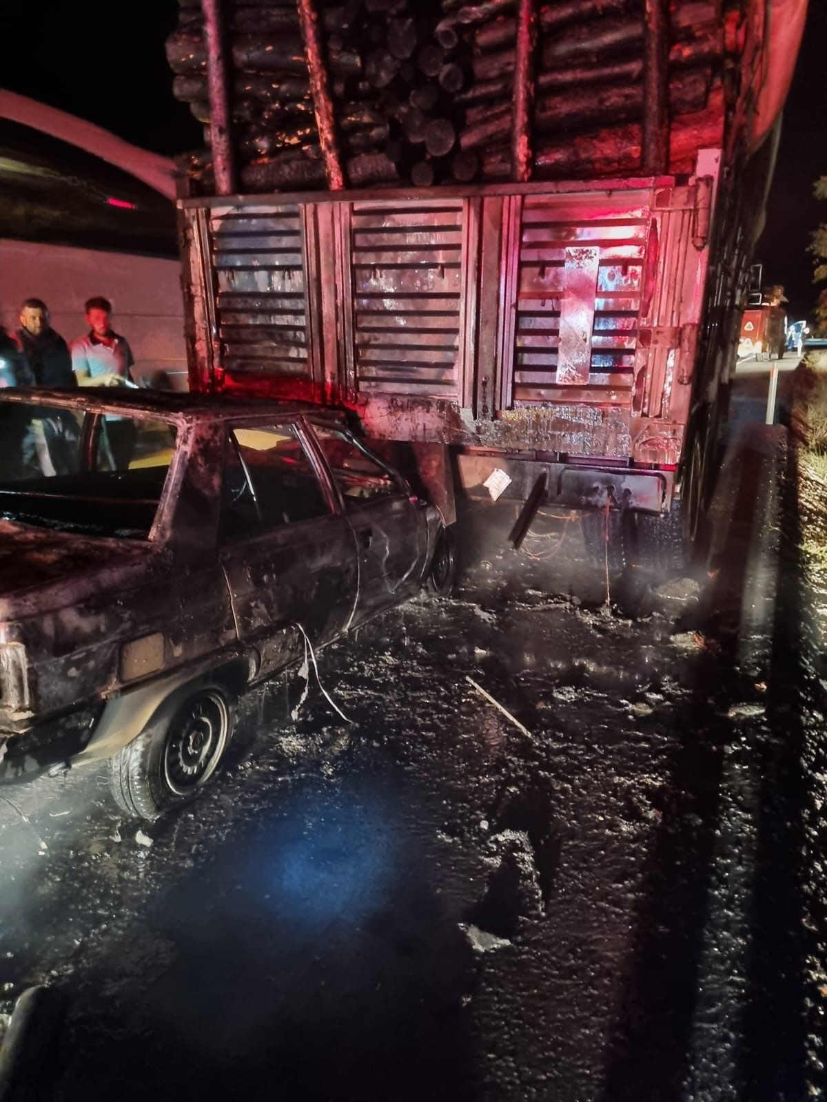 Tomruk Yüklü Tıra Çarpan Otomobil Alev Alev Yandı: 1 Ağır Yaralı - Sayfa 5