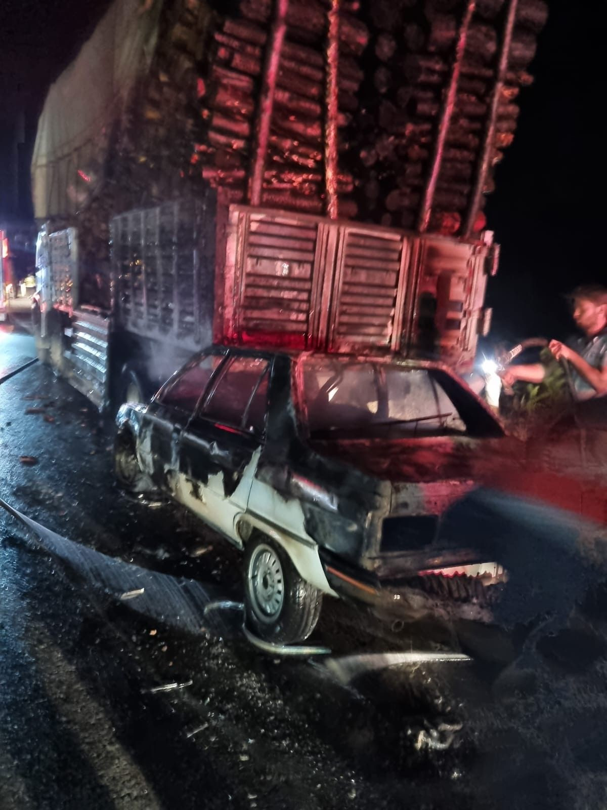 Tomruk Yüklü Tıra Çarpan Otomobil Alev Alev Yandı: 1 Ağır Yaralı - Sayfa 2