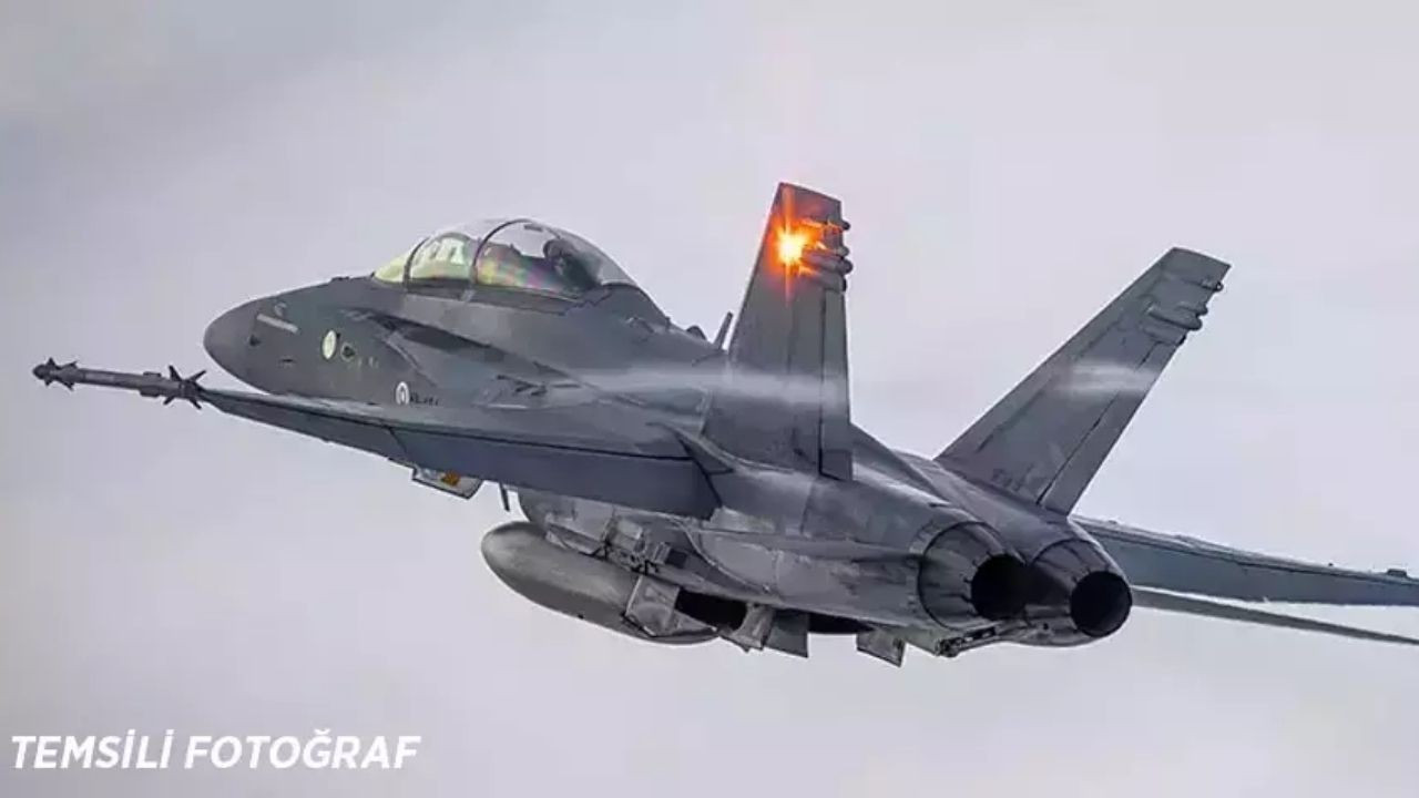 İspanya'da F-18 Savaş Uçağı Düştü: Pilot Hayatını Kaybetti