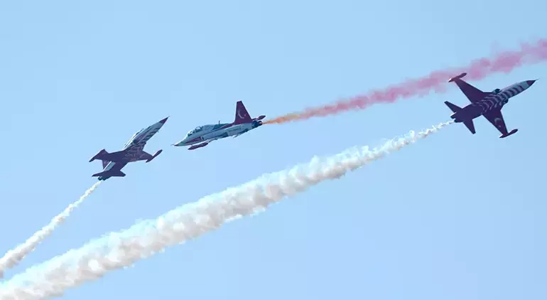 Alper Gezeravcı, F-16 ile Adana'da Büyüleyici Gösteri Uçuşu Yaptı! - Sayfa 1