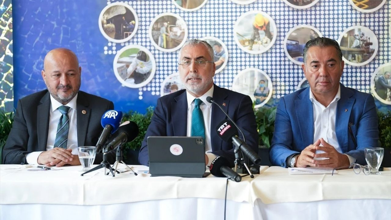 Vedat Işıkhan: 'İstihdamda rekor üstüne rekor kırıyoruz'