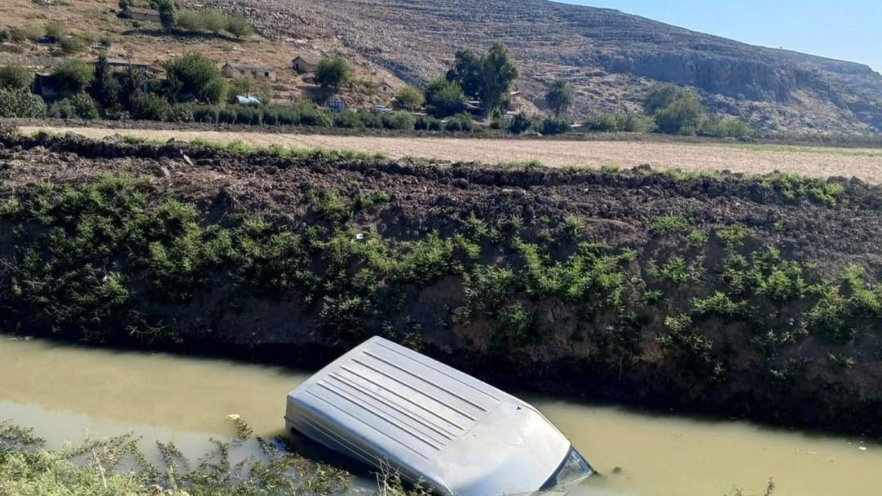 Su kanalına düşen kamyonetin sürücüsü yaralandı