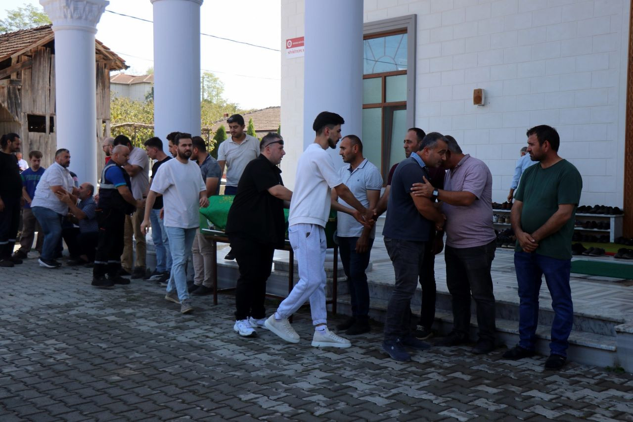 Sakarya'daki patlamada hayatını kaybeden işçi son yolculuğa uğurlandı - Sayfa 4