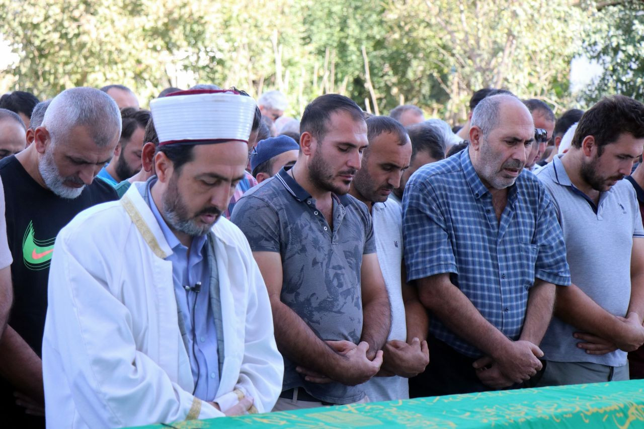 Sakarya'daki patlamada hayatını kaybeden işçi son yolculuğa uğurlandı - Sayfa 6