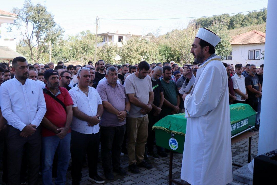 Sakarya'daki patlamada hayatını kaybeden işçi son yolculuğa uğurlandı - Sayfa 9