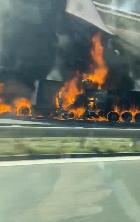 Sakarya otoyolunda feci kaza! Tırlar alev topuna dönerken sürücüler ağır yaralandı - Sayfa 13