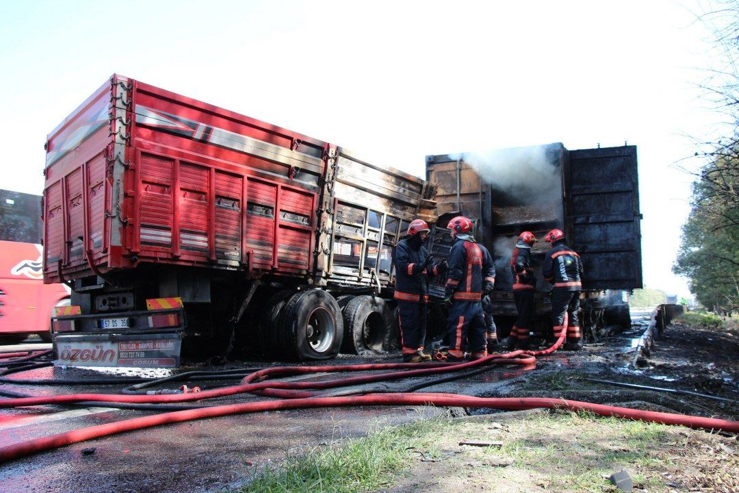 Sakarya otoyolunda feci kaza! Tırlar alev topuna dönerken sürücüler ağır yaralandı - Sayfa 10