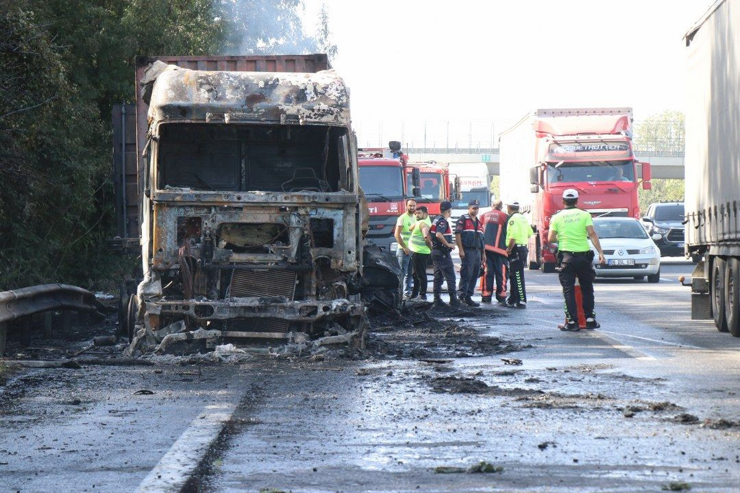 Sakarya otoyolunda feci kaza! Tırlar alev topuna dönerken sürücüler ağır yaralandı - Sayfa 6