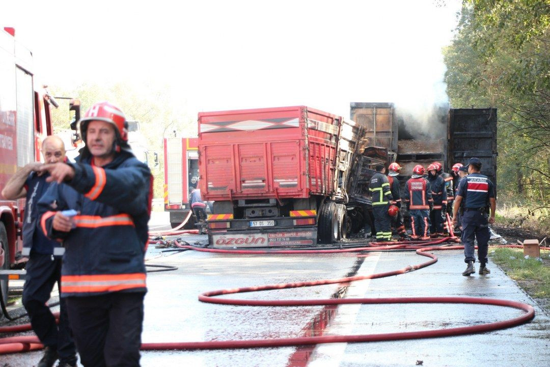 Sakarya otoyolunda feci kaza! Tırlar alev topuna dönerken sürücüler ağır yaralandı - Sayfa 3