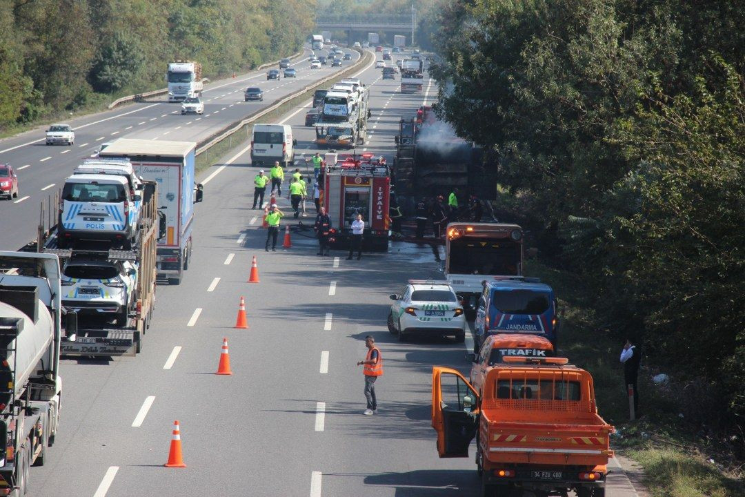 Sakarya otoyolunda feci kaza! Tırlar alev topuna dönerken sürücüler ağır yaralandı - Sayfa 2