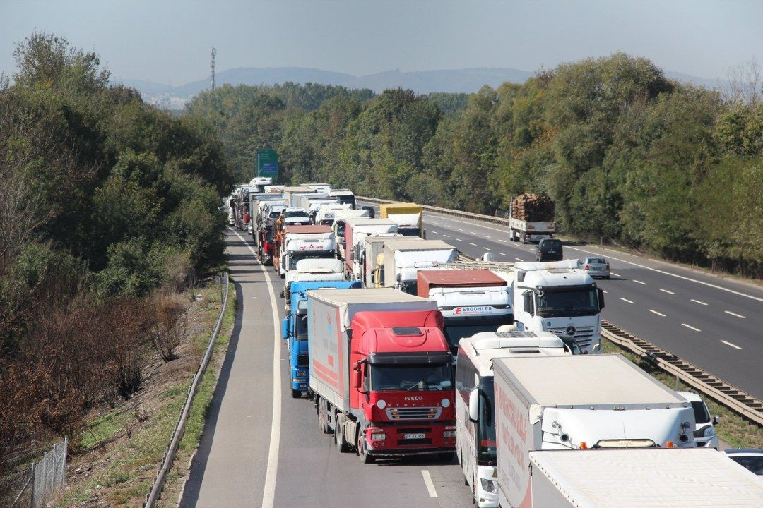 Sakarya otoyolunda feci kaza! Tırlar alev topuna dönerken sürücüler ağır yaralandı - Sayfa 1