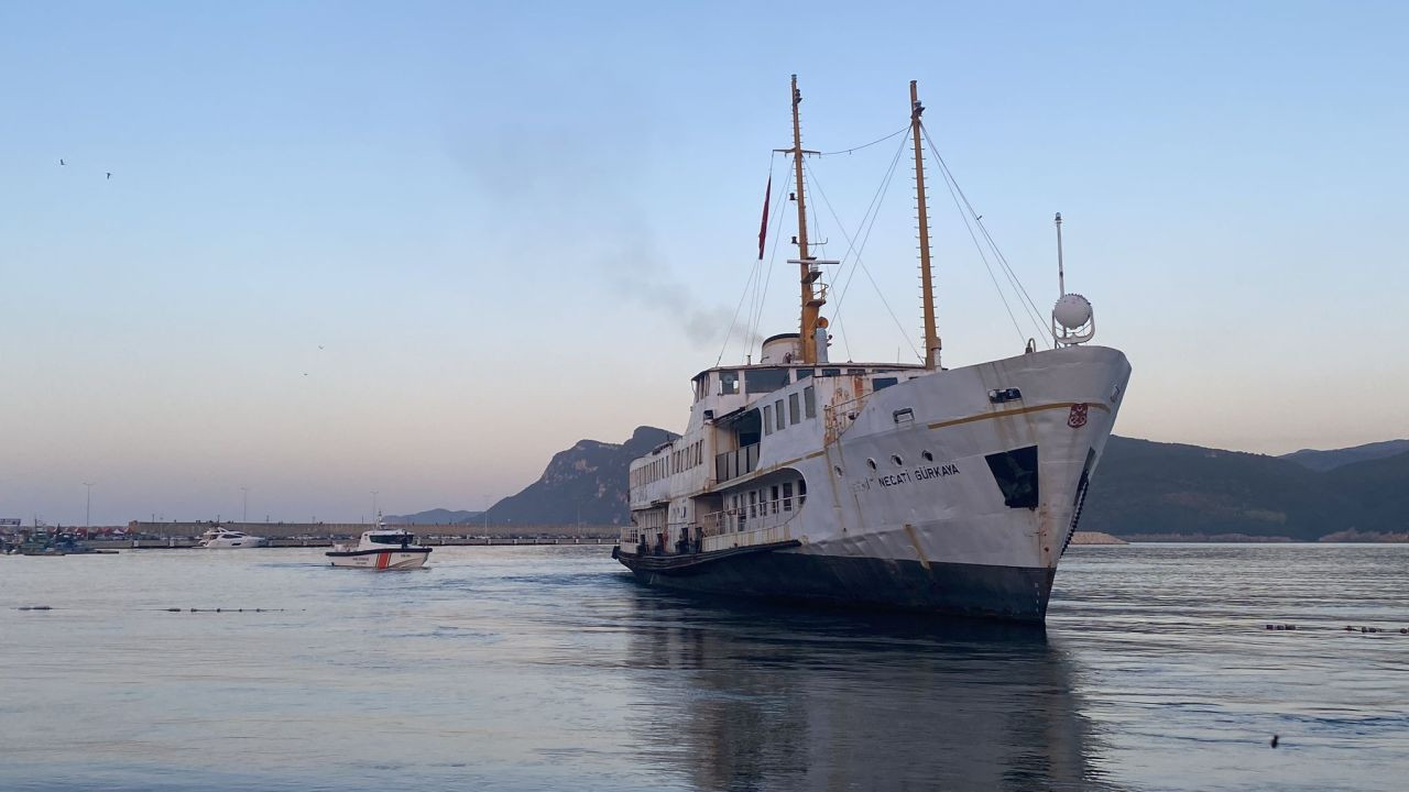 Amasra Limanı'nda Fırtına Nedeniyle Karaya Oturan Vapur Facianın Eşiğinden Döndü - Sayfa 3