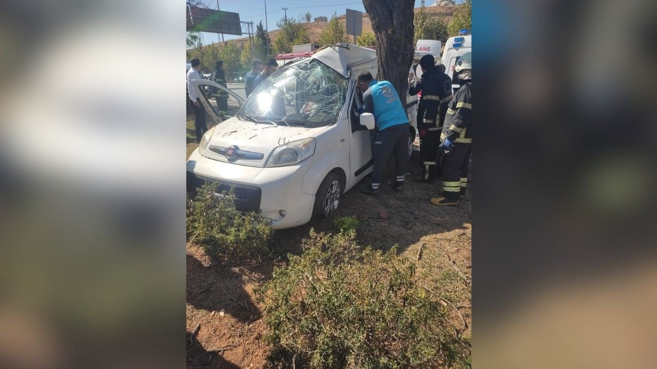 Gaziantep'te yüksek hızlı giden araç ağaca çarparak durabildi: 2 yaralı