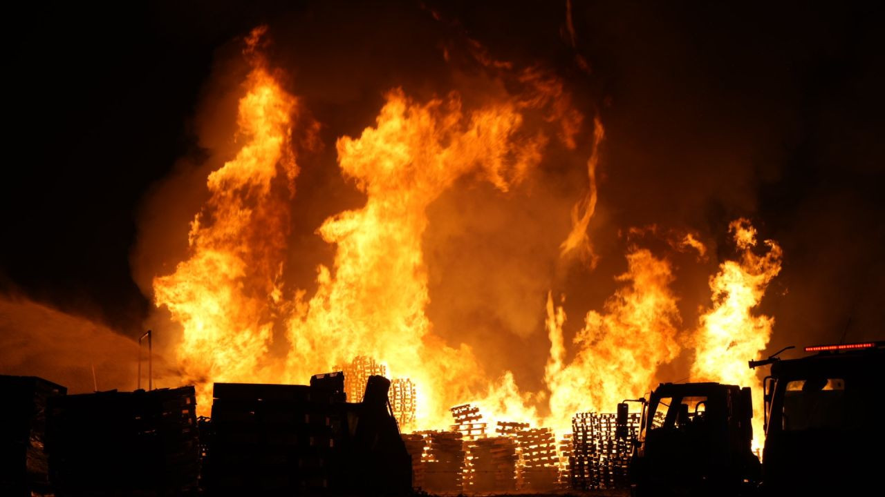 Bursa'da palet fabrikasında çıkan yangın, 4 saat sonra kontrol altına alındı - Sayfa 3