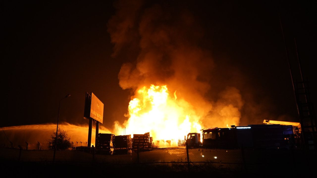 Bursa'da palet fabrikasında çıkan yangın, 4 saat sonra kontrol altına alındı - Sayfa 4