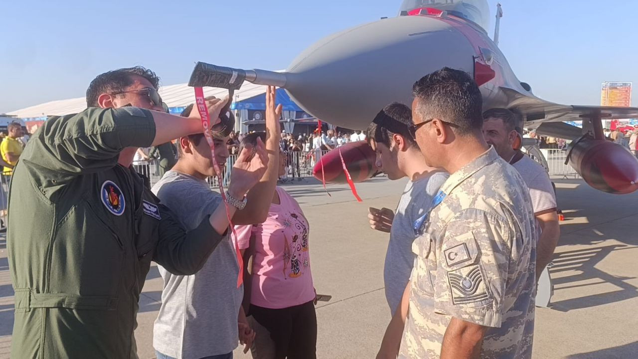 TEKNOFEST'te duygulandıran anlar: Görme engelli ikiz kardeşlerin F16 hayali gerçek oldu - Sayfa 8