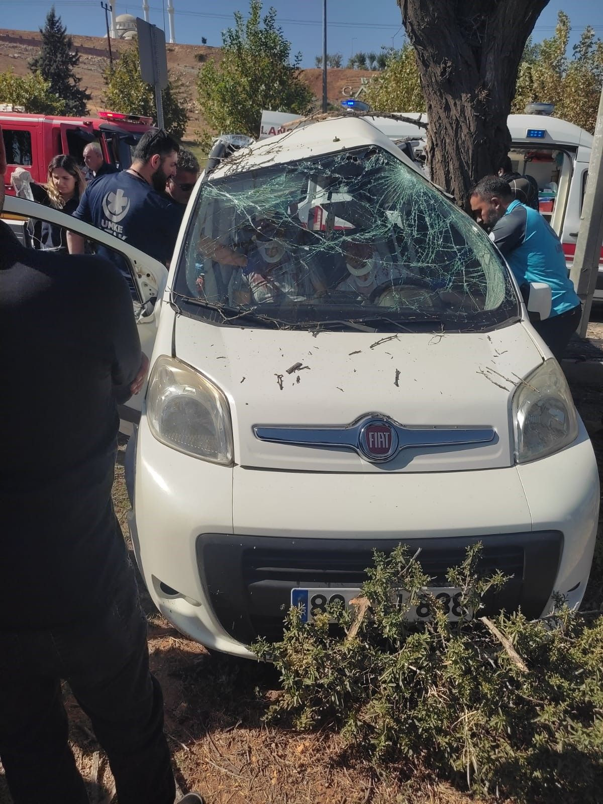 Gaziantep'te yüksek hızlı giden araç ağaca çarparak durabildi: 2 yaralı - Sayfa 5