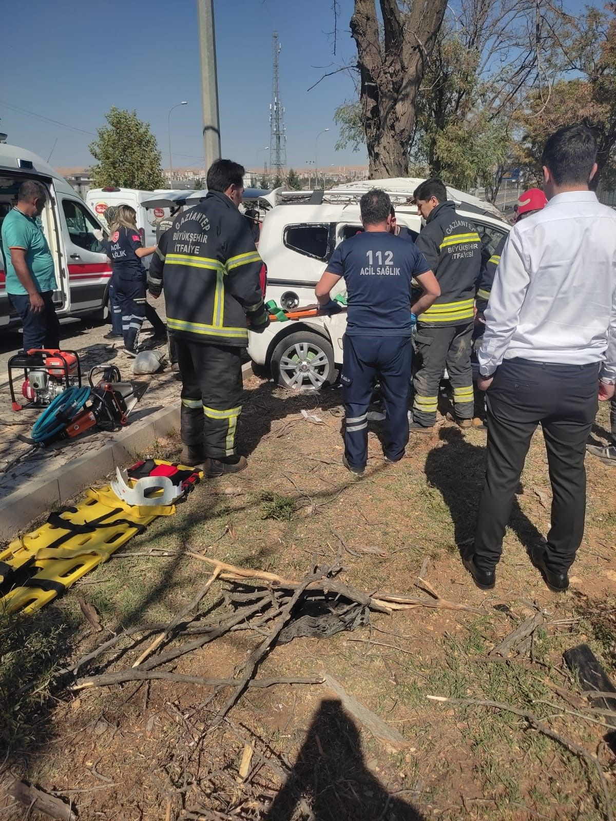 Gaziantep'te yüksek hızlı giden araç ağaca çarparak durabildi: 2 yaralı - Sayfa 2