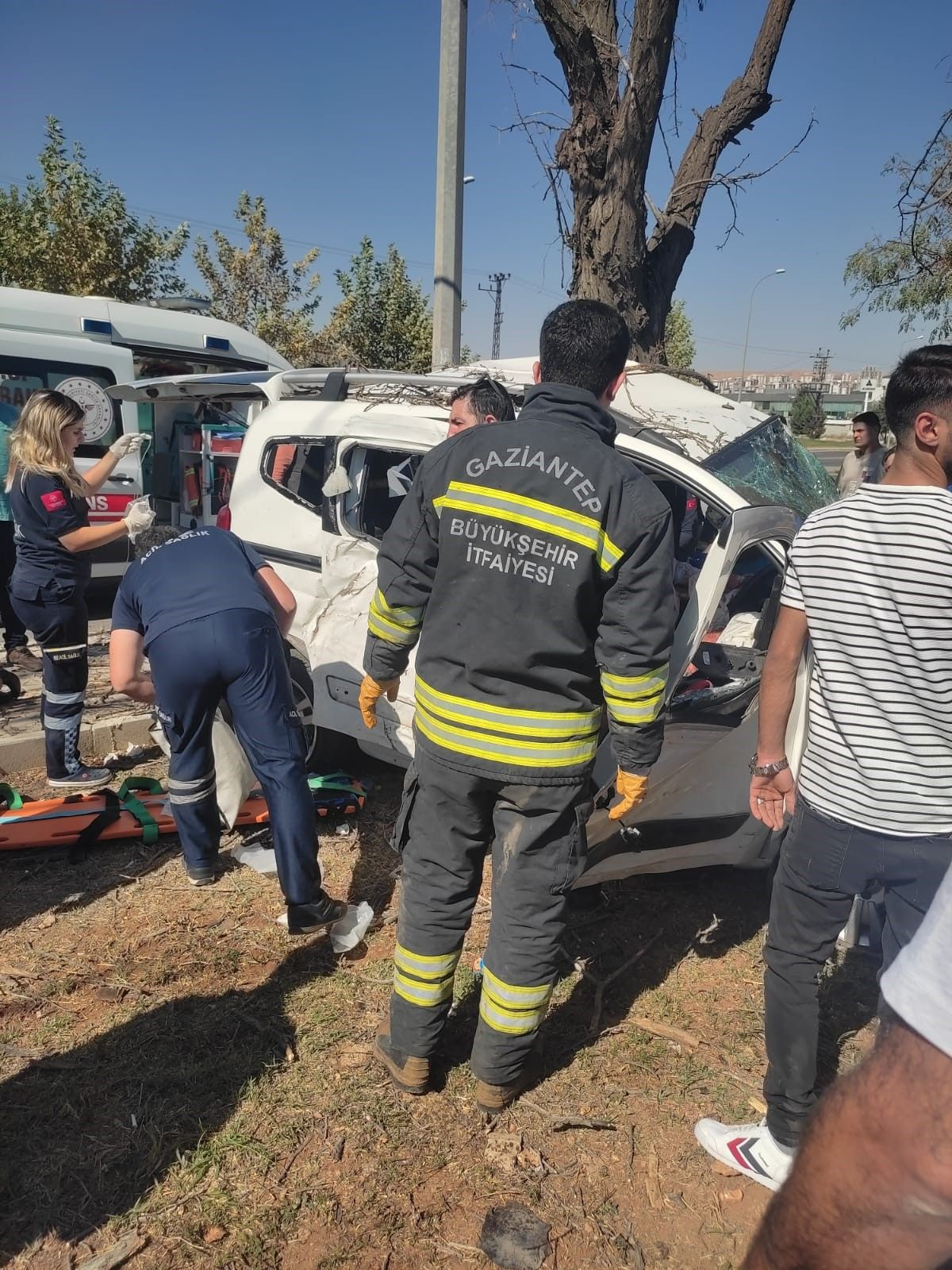 Gaziantep'te yüksek hızlı giden araç ağaca çarparak durabildi: 2 yaralı - Sayfa 1