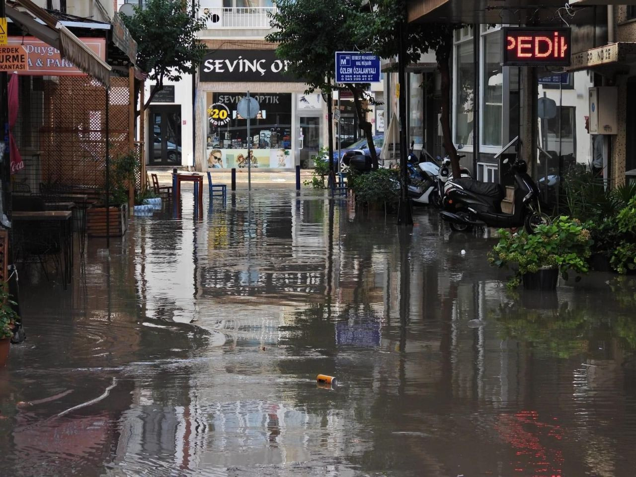 Erdek’te Kısa Süreli Yağış, Altyapı Sorunlarını Yeniden Gündeme Getirdi - Sayfa 7