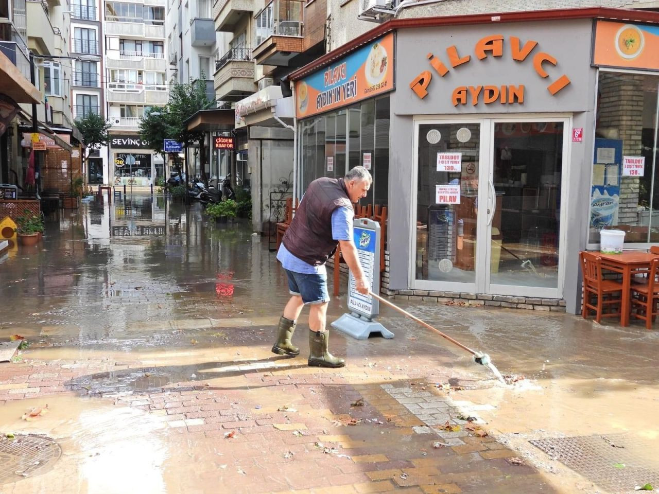 Erdek’te Kısa Süreli Yağış, Altyapı Sorunlarını Yeniden Gündeme Getirdi - Sayfa 5