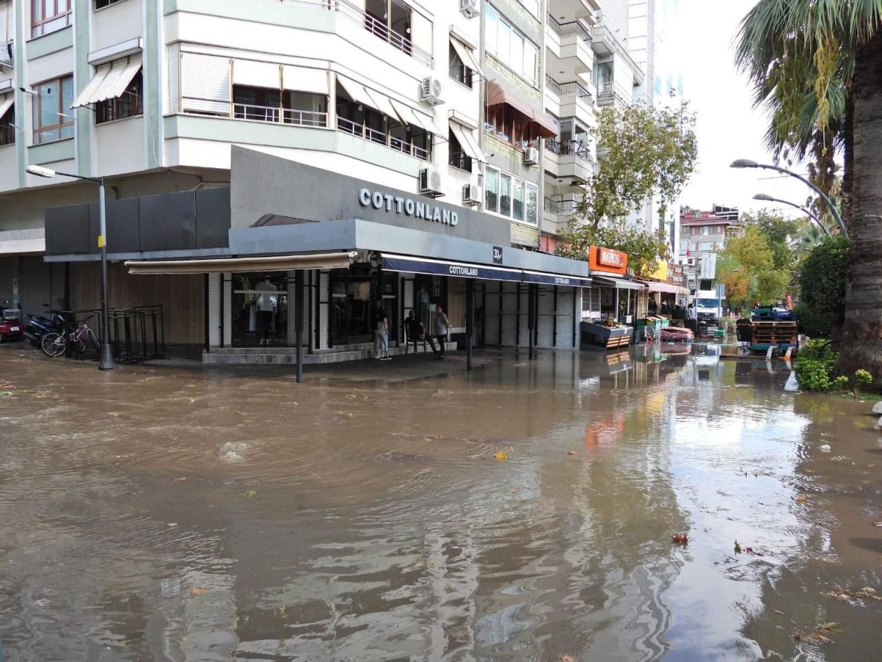 Erdek’te Kısa Süreli Yağış, Altyapı Sorunlarını Yeniden Gündeme Getirdi - Sayfa 1