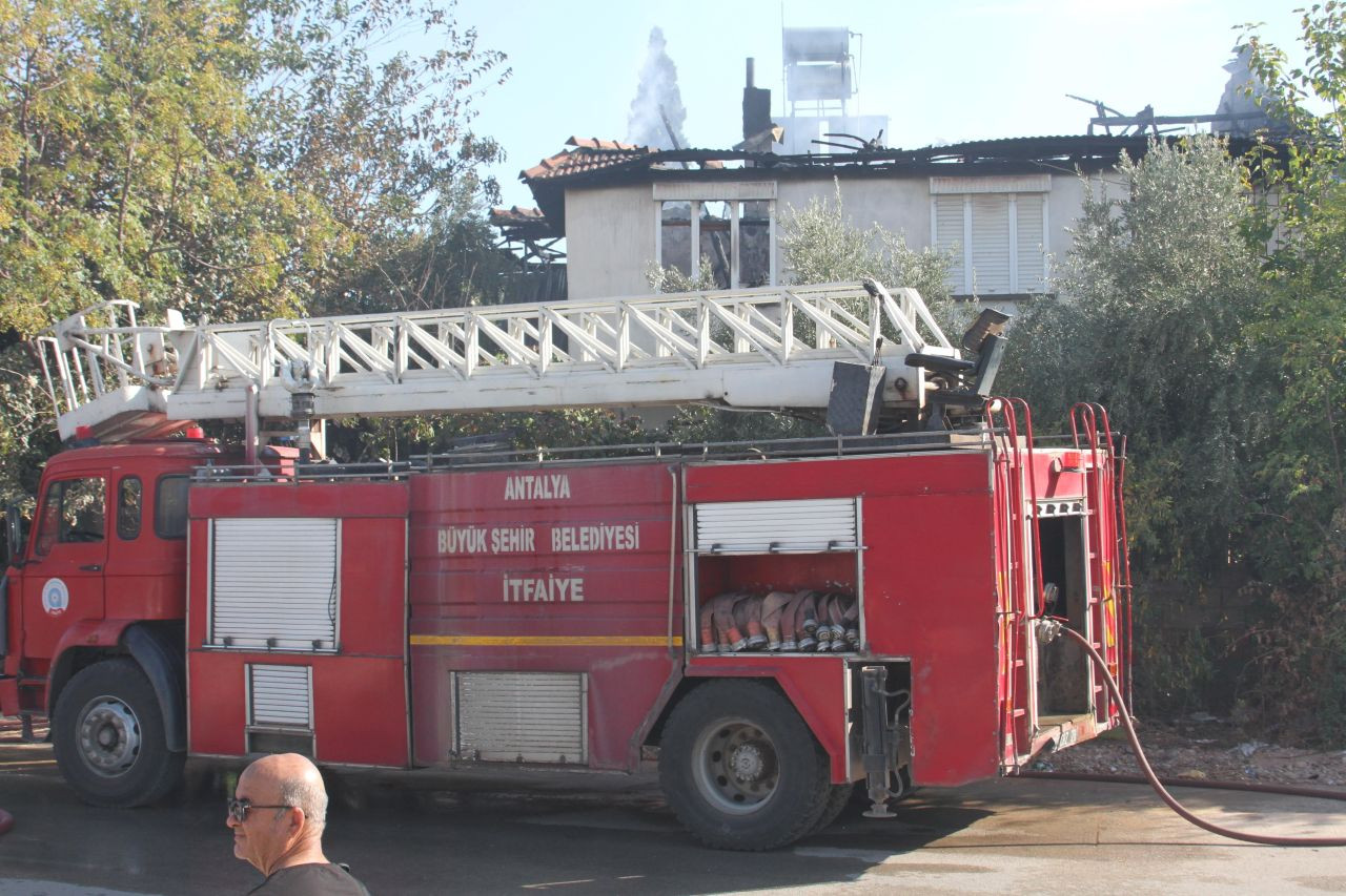 Antalya’da Müstakil Evde Çıkan Yangın Üst Katı Kül Etti! - Sayfa 7