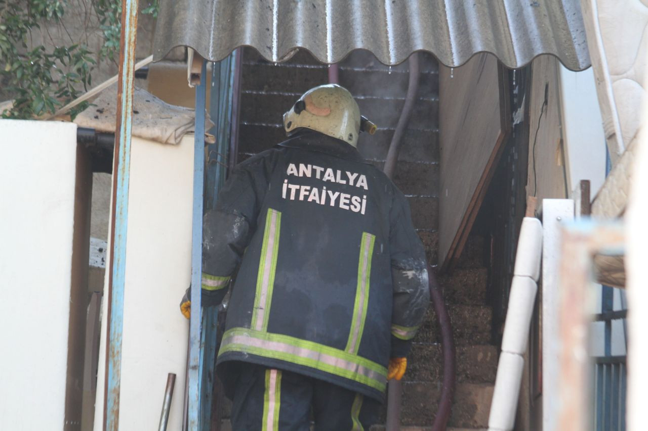 Antalya’da Müstakil Evde Çıkan Yangın Üst Katı Kül Etti! - Sayfa 8