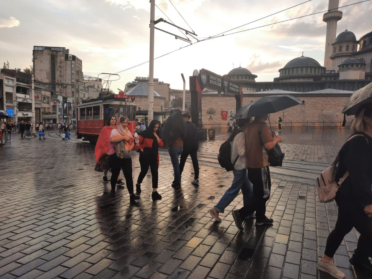 Taksim’de Aniden Bastıran Yağmur, Vatandaşlara Zor Anlar Yaşattı! - Sayfa 6