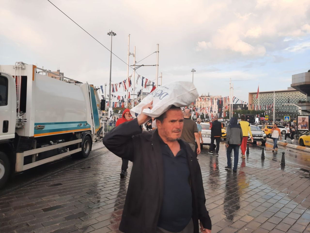 Taksim’de Aniden Bastıran Yağmur, Vatandaşlara Zor Anlar Yaşattı! - Sayfa 4