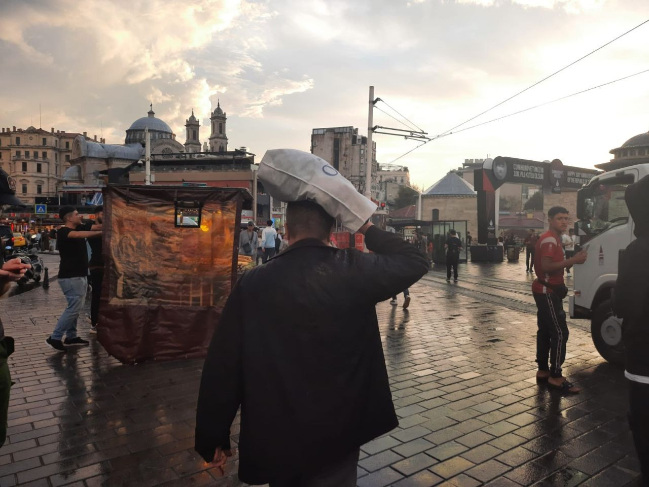 Taksim’de Aniden Bastıran Yağmur, Vatandaşlara Zor Anlar Yaşattı! - Sayfa 1