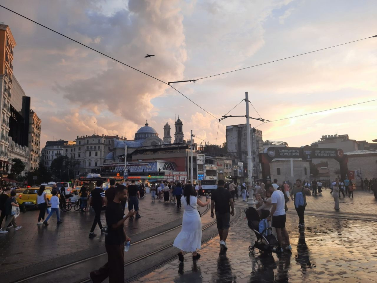 Taksim’de Aniden Bastıran Yağmur, Vatandaşlara Zor Anlar Yaşattı! - Sayfa 2