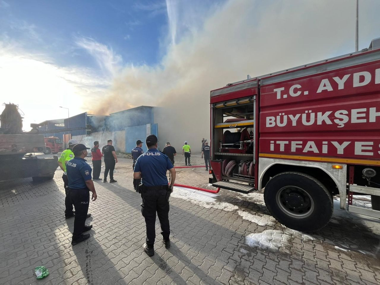 Nazilli'deki Hurdacıda Yangın: 2 Kişi Dumandan Etkilendi - Sayfa 7