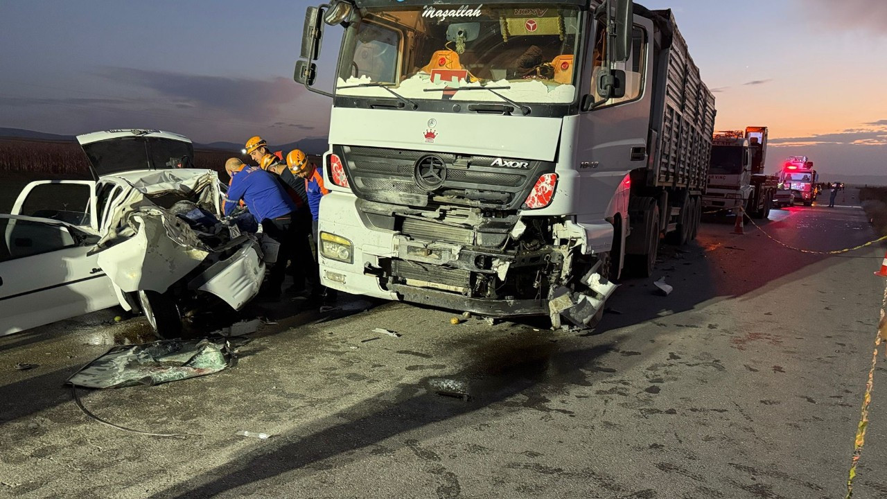 Tır, Otomobili Kağıt Gibi Ezdi: Kazada 3 Kişi Hayatını Kaybetti!