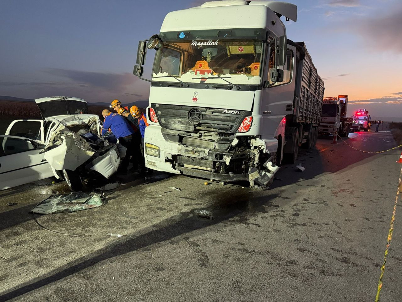 Tır, Otomobili Kağıt Gibi Ezdi: Kazada 3 Kişi Hayatını Kaybetti! - Sayfa 1