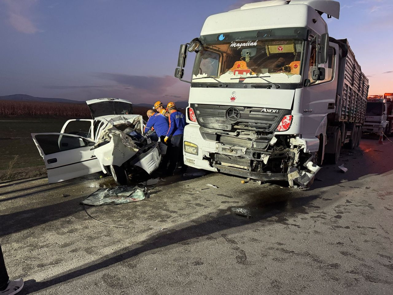 Tır, Otomobili Kağıt Gibi Ezdi: Kazada 3 Kişi Hayatını Kaybetti! - Sayfa 2