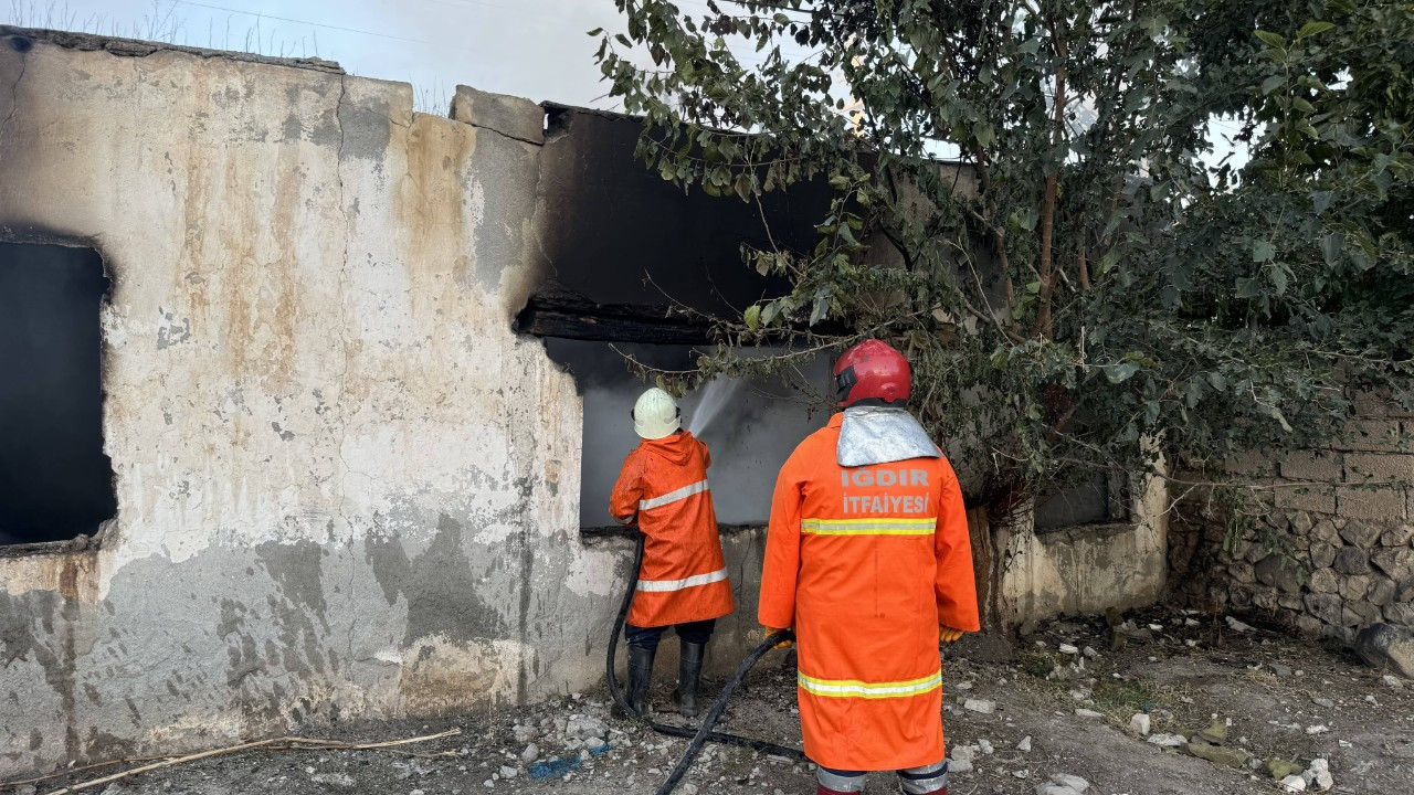 Iğdır'da Metruk Binada Yangın Çıktı