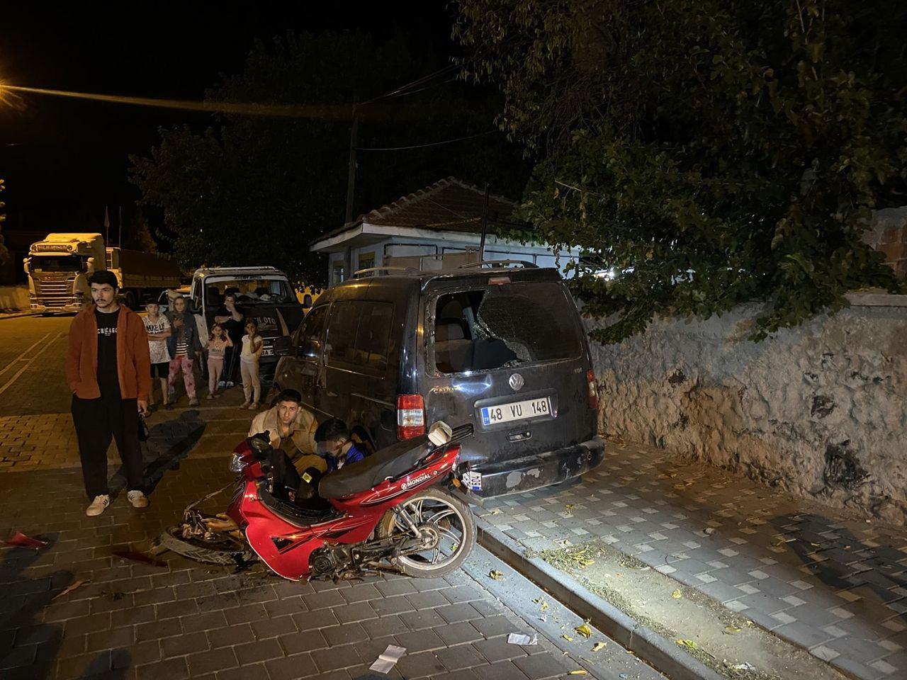 Park Halindeki Otomobile Çarpan Motosiklet Sürücüsü Yaralandı - Sayfa 1