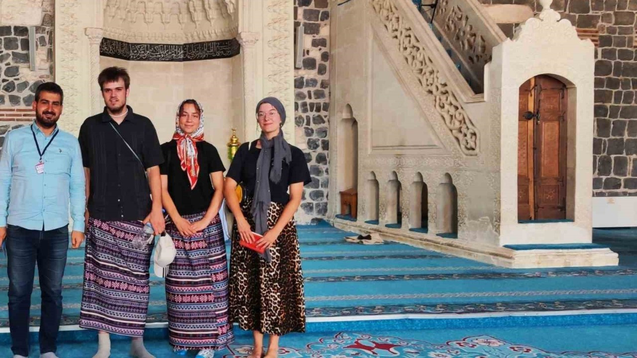 Bursa’dan sonra Diyarbakır Ulu Cami’de yabancı turistler etek giydi