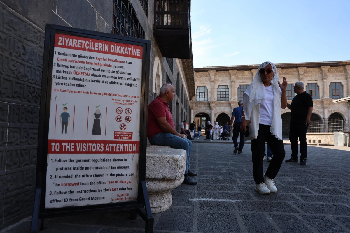 Diyarbakır’da Yabancı Turistlerden Örnek Davranış: Ulu Cami'yi Etek Giyerek Gezdi - Sayfa 2