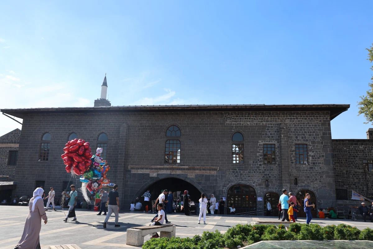 Diyarbakır’da Yabancı Turistlerden Örnek Davranış: Ulu Cami'yi Etek Giyerek Gezdi - Sayfa 1