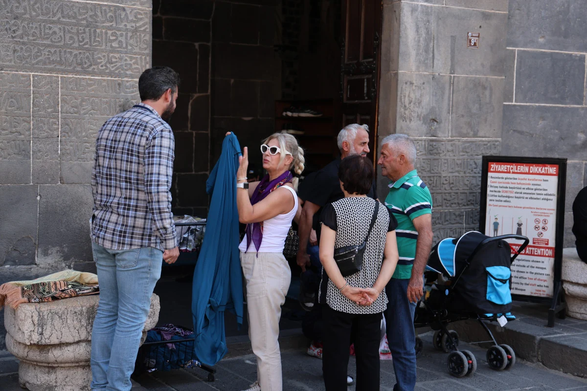 Diyarbakır’da Yabancı Turistlerden Örnek Davranış: Ulu Cami'yi Etek Giyerek Gezdi - Sayfa 3