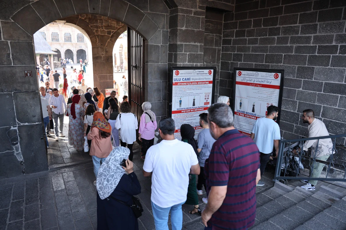 Diyarbakır’da Yabancı Turistlerden Örnek Davranış: Ulu Cami'yi Etek Giyerek Gezdi - Sayfa 4