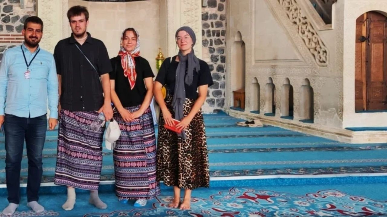 Diyarbakır’da Yabancı Turistlerden Örnek Davranış: Ulu Cami'yi Etek Giyerek Gezdi